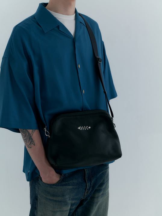CALEE 「STUDS LEATHER SHOULDER BAG ＜INTERNAL FLEX FRAME TYPE