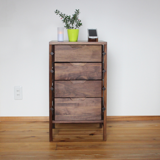ウォールナット材で仕上げたスリムなリビングチェスト