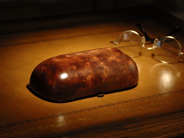 ペローニ伝統の形を継承した正統派スタイルの本革メガネケース（眼鏡