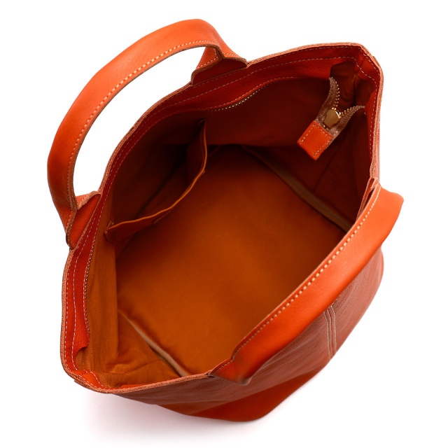 ファシルトート』(全3色)軽量ソフトヌメ/ぽってりフォルムのシンプルな