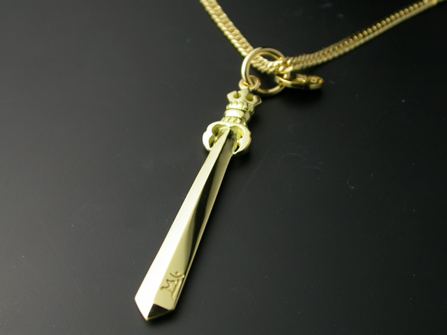 不動明王が持つ剣をモチーフにした梵字入りのK18のペンダントです！