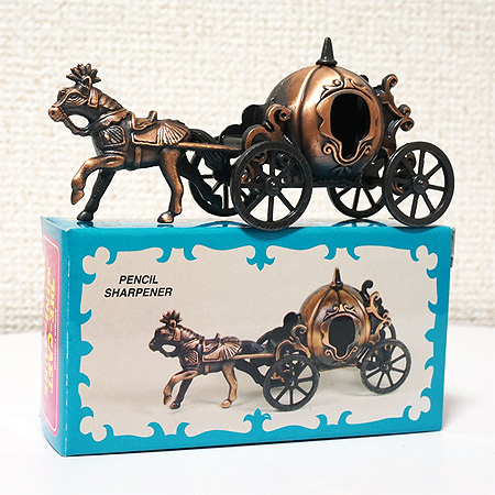 手のひらサイズ ブリキのミニチュア馬車 鉛筆削り 2種