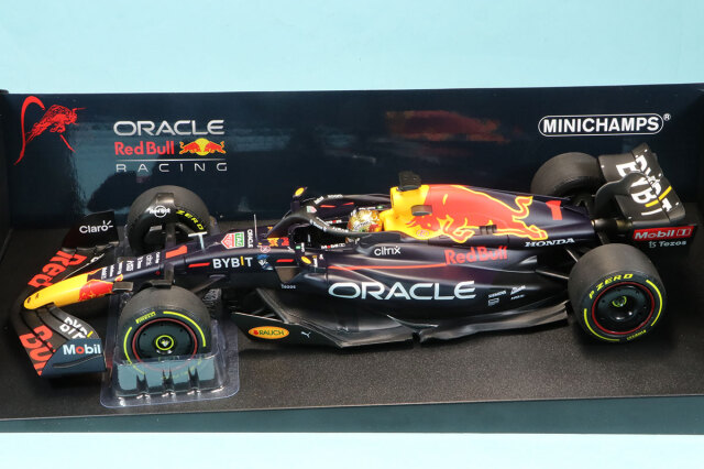 スパーク 1/18 レッドブル RB18 アブダビGP 2022 M.フェルスタッペン