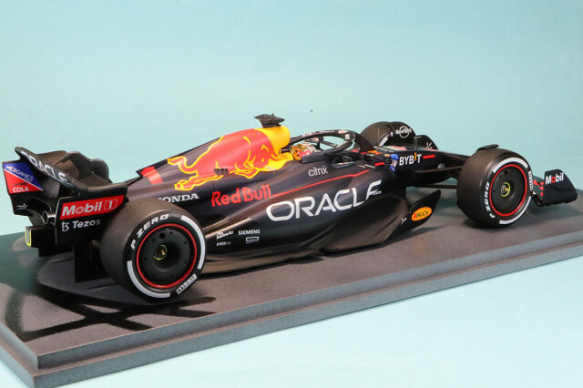 スパーク 1/18 レッドブル RB18 アブダビGP 2022 M.フェルスタッペン