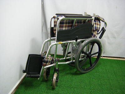 車椅子「アルミ製介助用車いす」（松永製作所／AR-300／介助式／標準