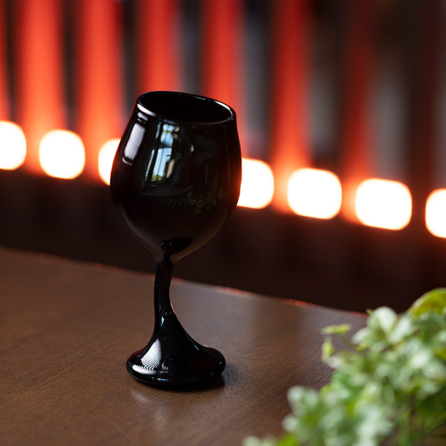 ガラス ワイングラス「ガラスも踊る」黒クリア（SI-065） 作家「飯田将平」