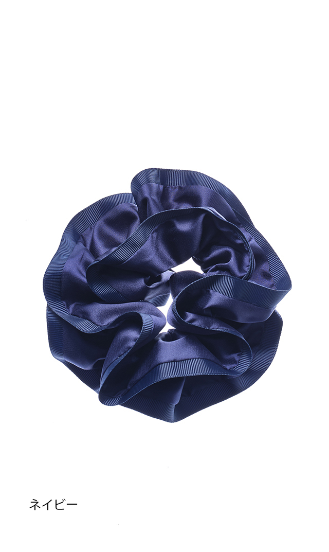 上品な光沢感のサテン素材の程よいボリュームのフリルシュシュが登場！