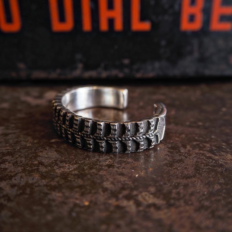 Elvira Bill ／ H.G Stamp Work Bangle | CALIFORNI