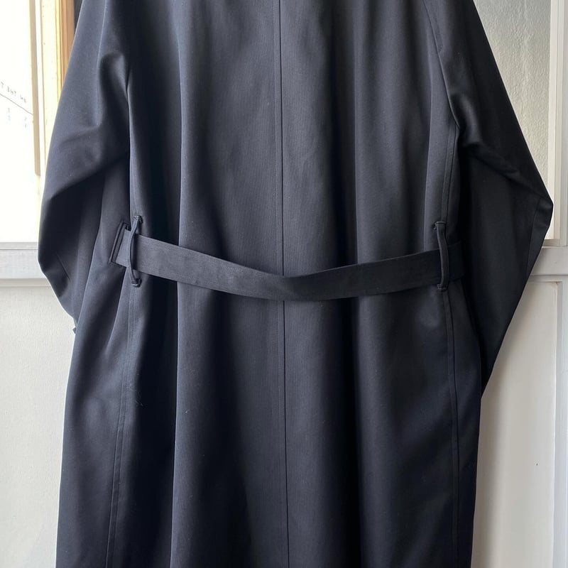 COMOLI コットンギャバ タイロッケンコート （BLACK) | Less Higas