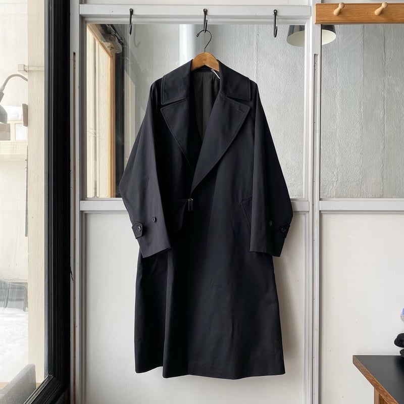 COMOLI コットンギャバ タイロッケンコート （BLACK) | Less Higas