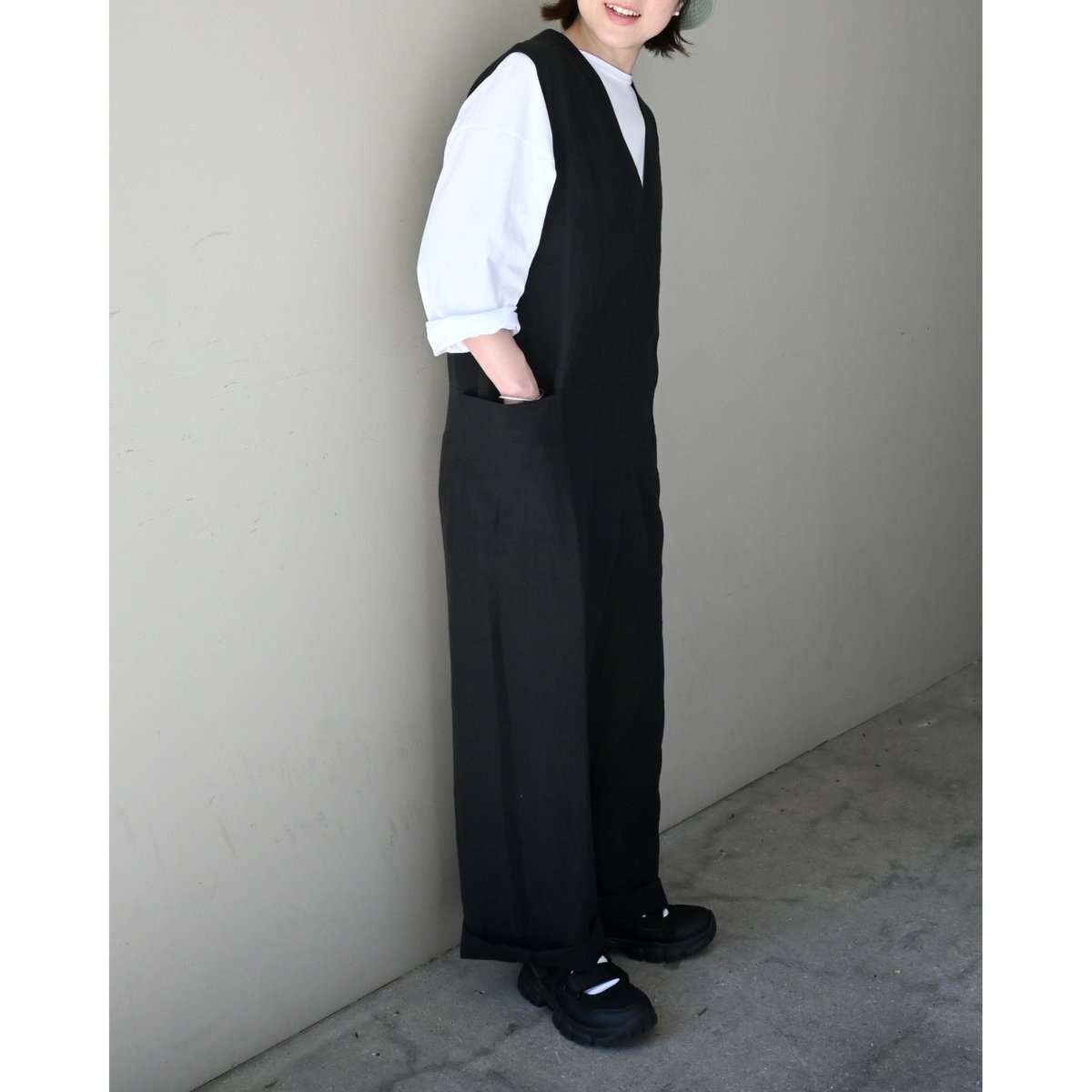 Honnete V Neck Jumpsuit / リネンジャンプスーツ - BLACK |