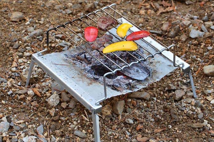 ポケットに収まる焚き火台！？DOD「秘密のグリルちゃん」はキャンパー