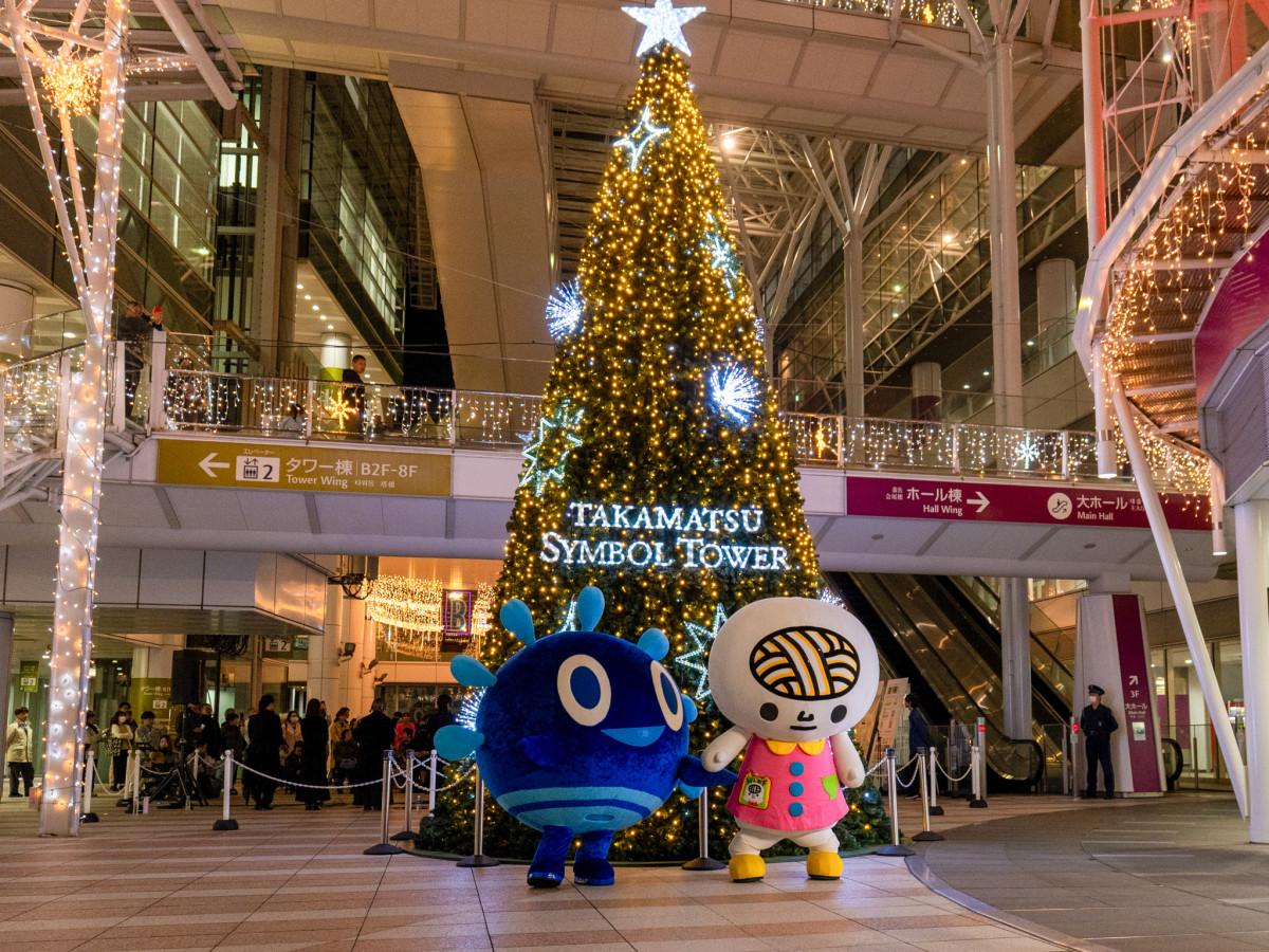 サンポートの夜彩る光 高松シンボルタワーに8メートルのクリスマス