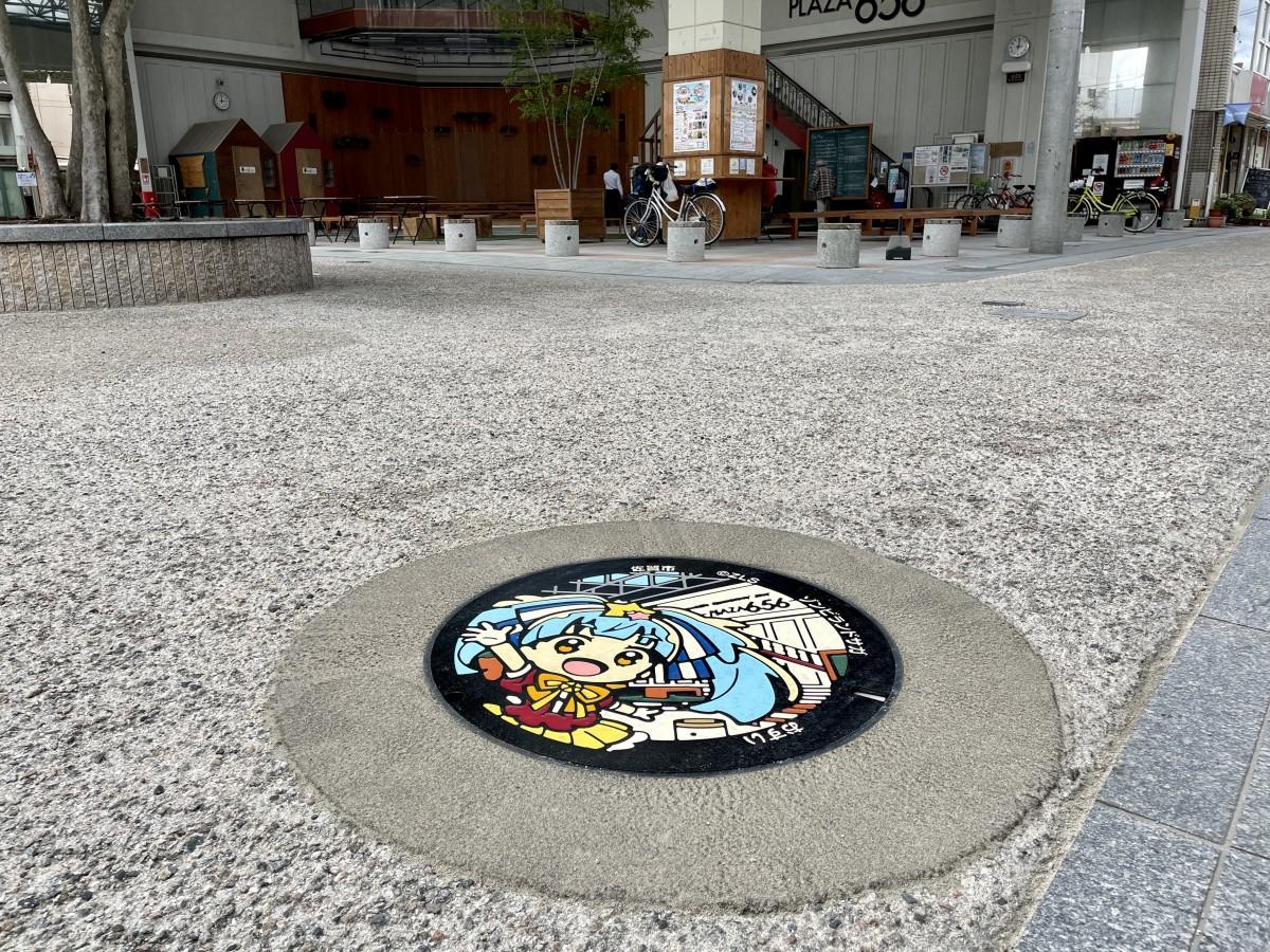 佐賀市内3カ所に「ゾンビランドサガ」マンホール設置 SNSでは早くも