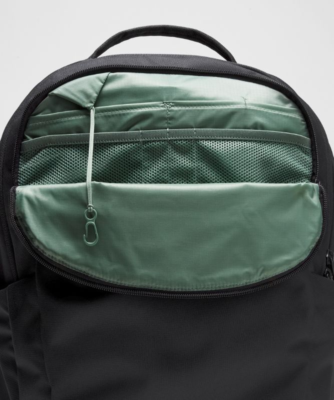 トリプルジップバックパック 28L | バッグ | Lululemon JP