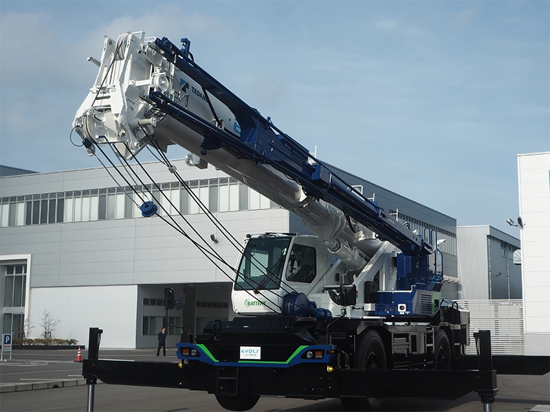 タダノが世界初投入、公道走行とクレーン作業両立した「25トンフル電動
