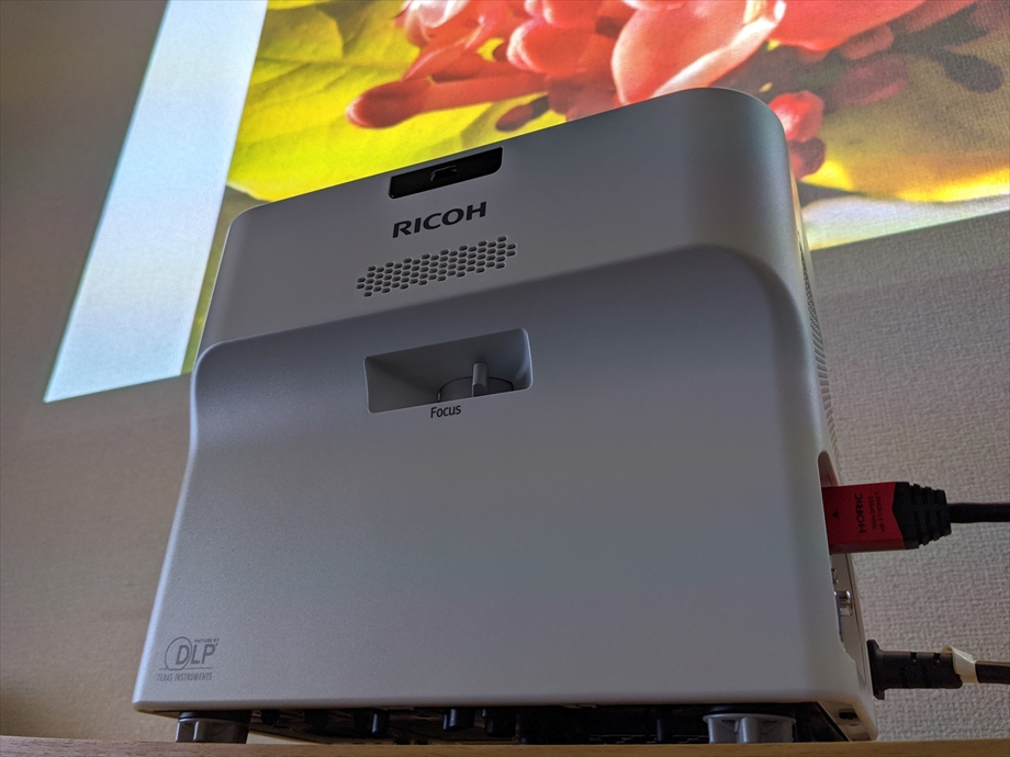 PC-Webzine - リコー「RICOH PJ WX4152NI」壁ピタ設置、電子黒板、PC4