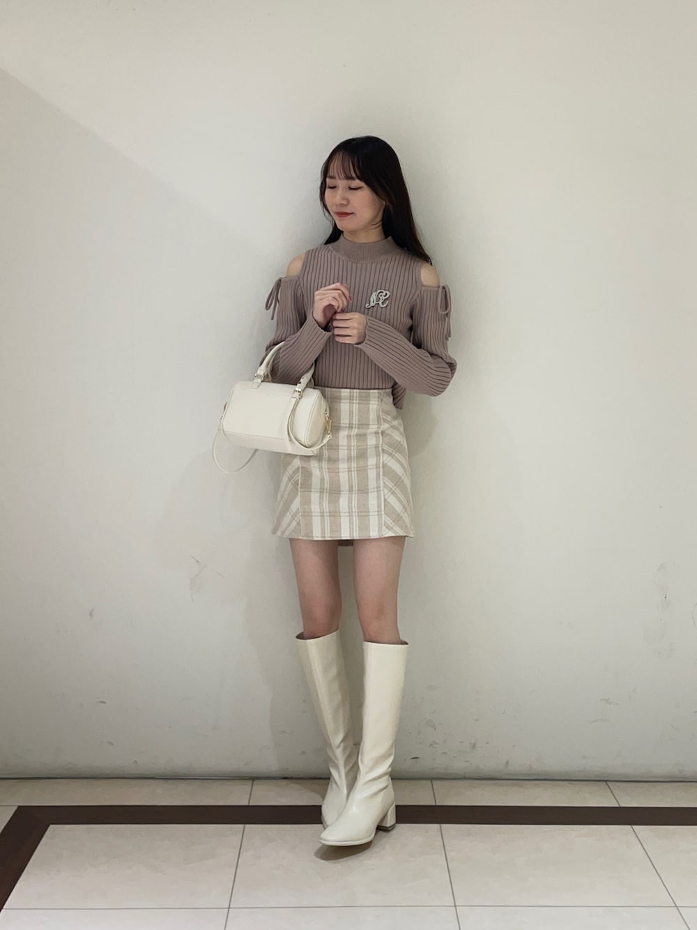 ブーツを使った「チェックミニスカート」の人気ファッション