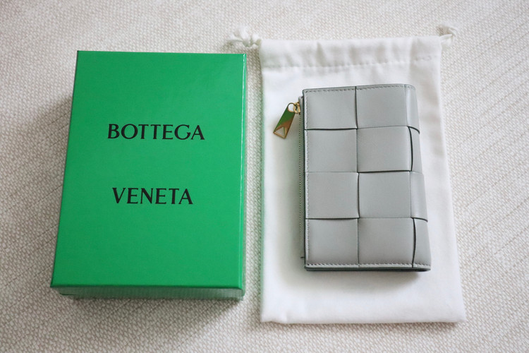 2024年買い初め】ボッテガ・ヴェネタの日本限定色❤️二つ折り