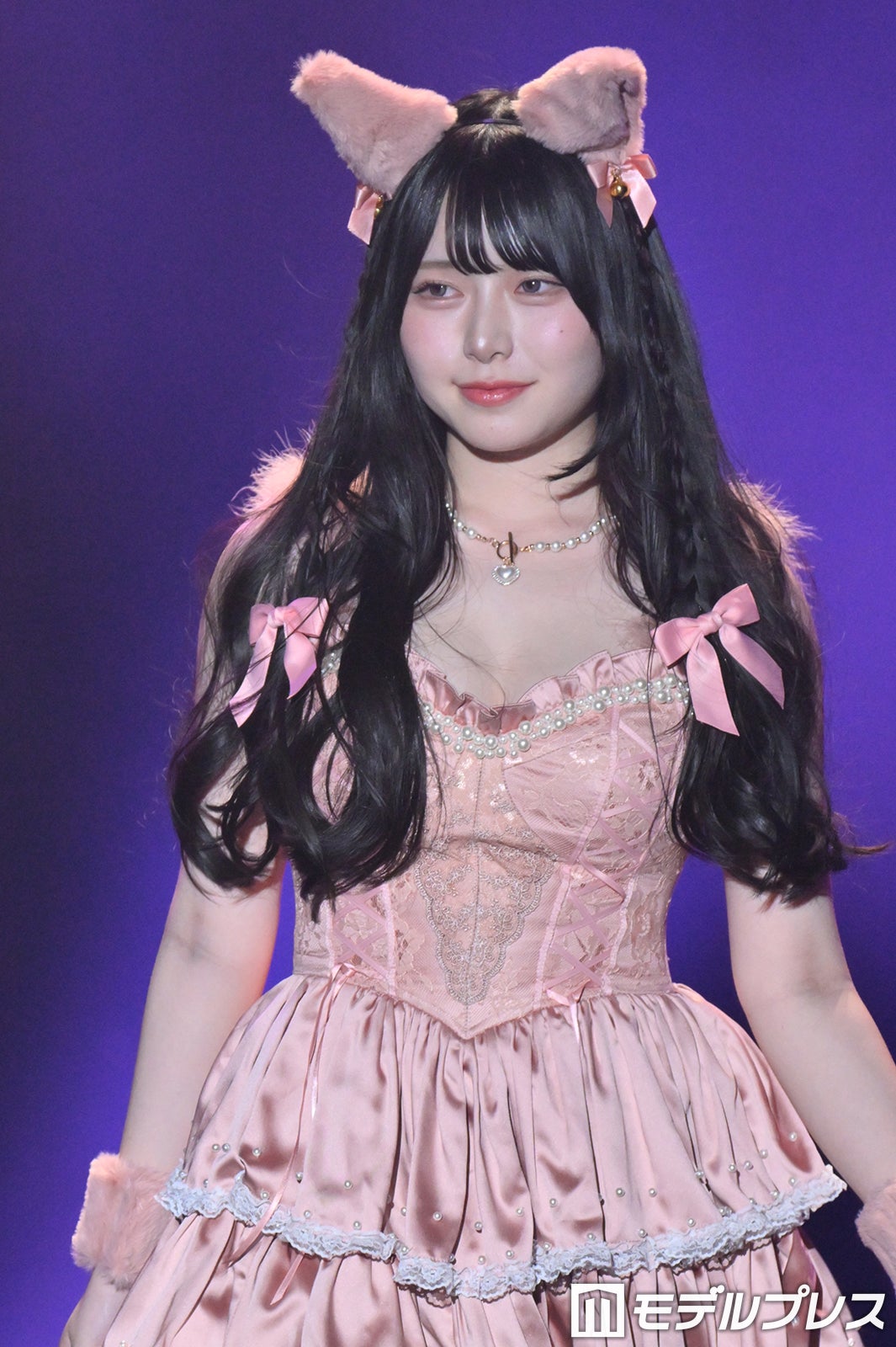 TikTok400万人超え・Mumei、胸元＆美脚大胆露出 ミニ丈ドレスで