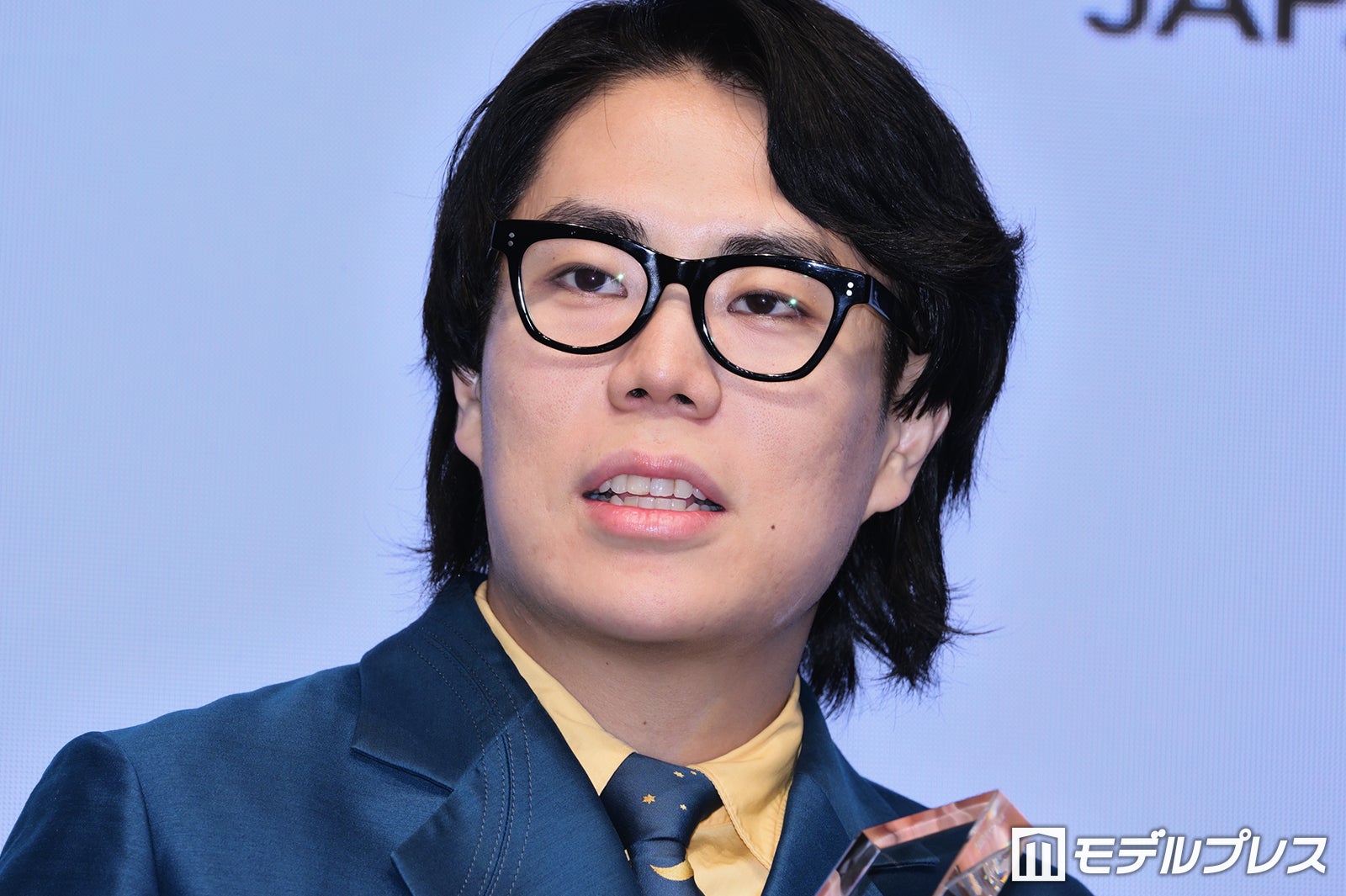 令和ロマン・高比良くるま、新しい宣材写真が話題「印象変わる」「誰か
