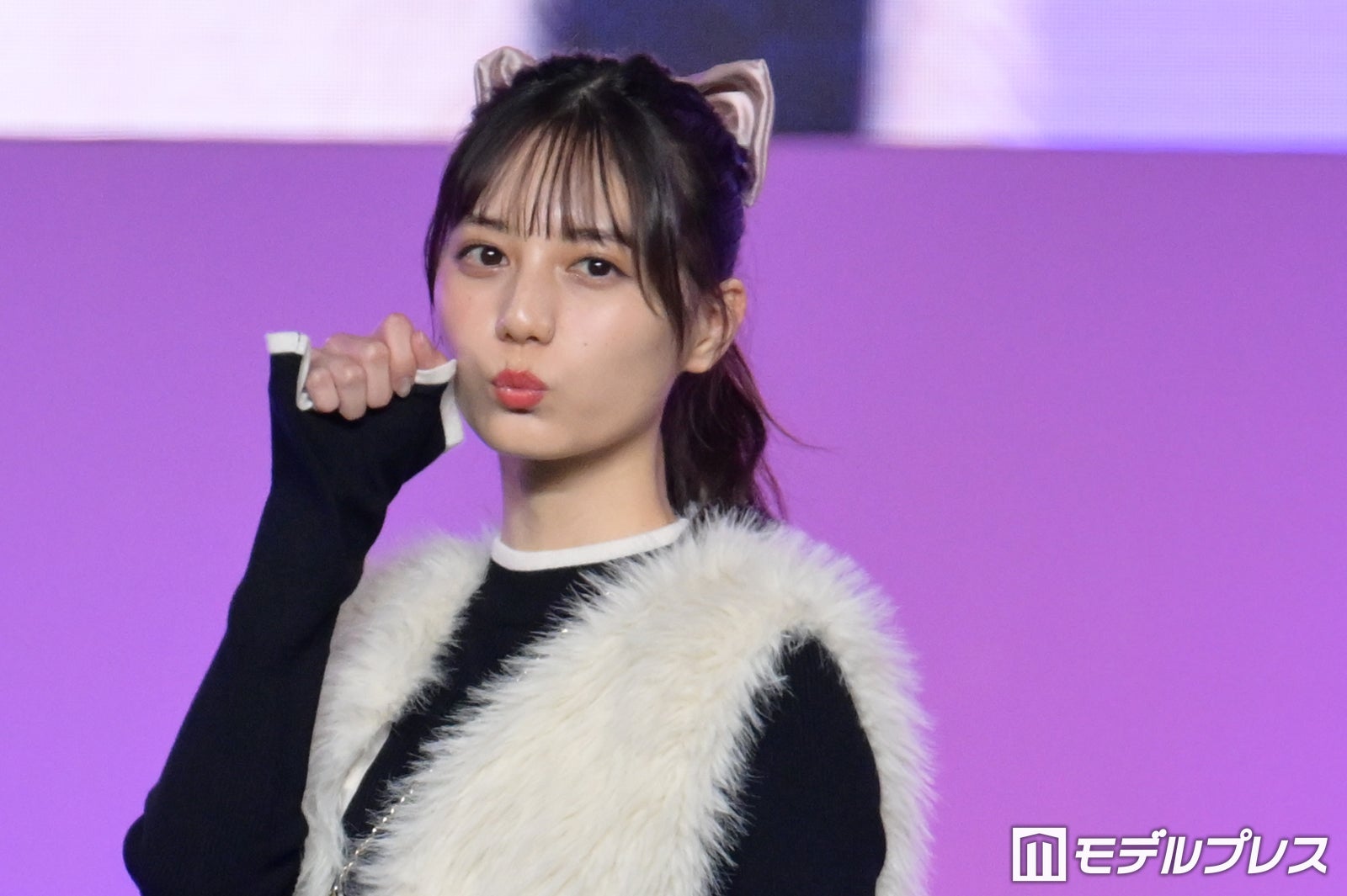 日向坂46小坂菜緒、ミニ丈ボトムスで美脚輝く “猫ポーズ”で会場虜に