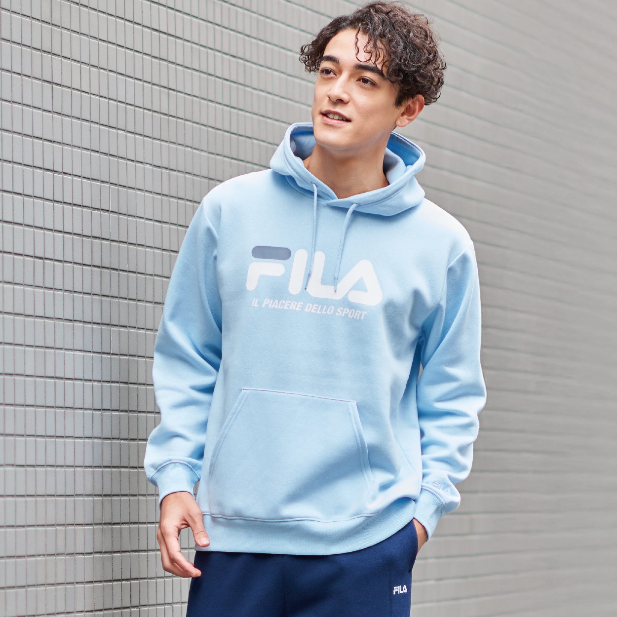 FILA(フィラ) フードパーカー 裏起毛 胸元のFILAブランドロゴプリント