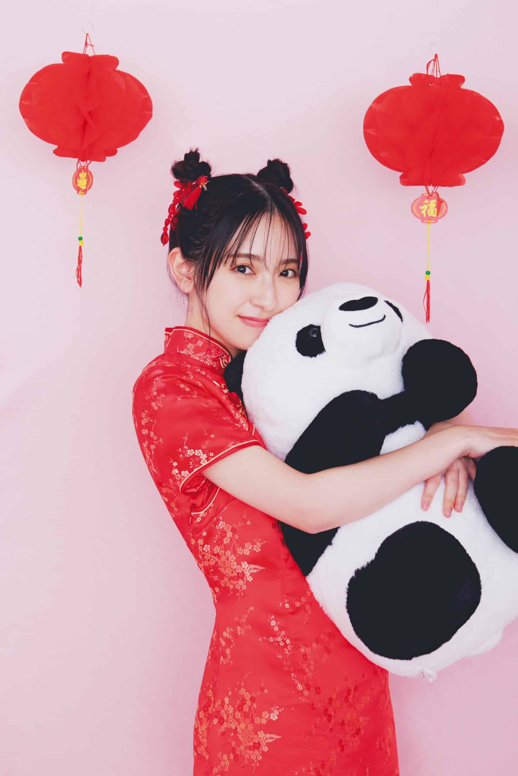 チャイナドレスに初挑戦♡ 日向坂46 金村美玖写真集特典“みくぶっく”に