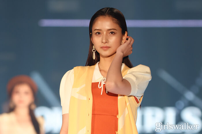 乃木坂46金川紗耶、春先取りのビタミンカラーで爽やかに登場 - girlswalker