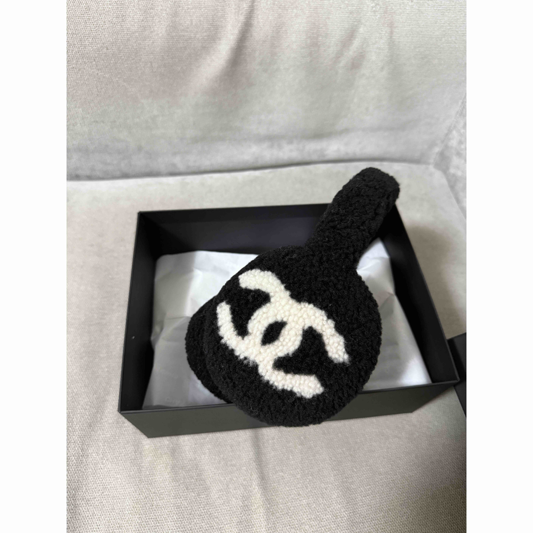 CHANEL - 値下げ！新品未使用 シャネル イヤーマフ 黒白 CCロゴ 25B
