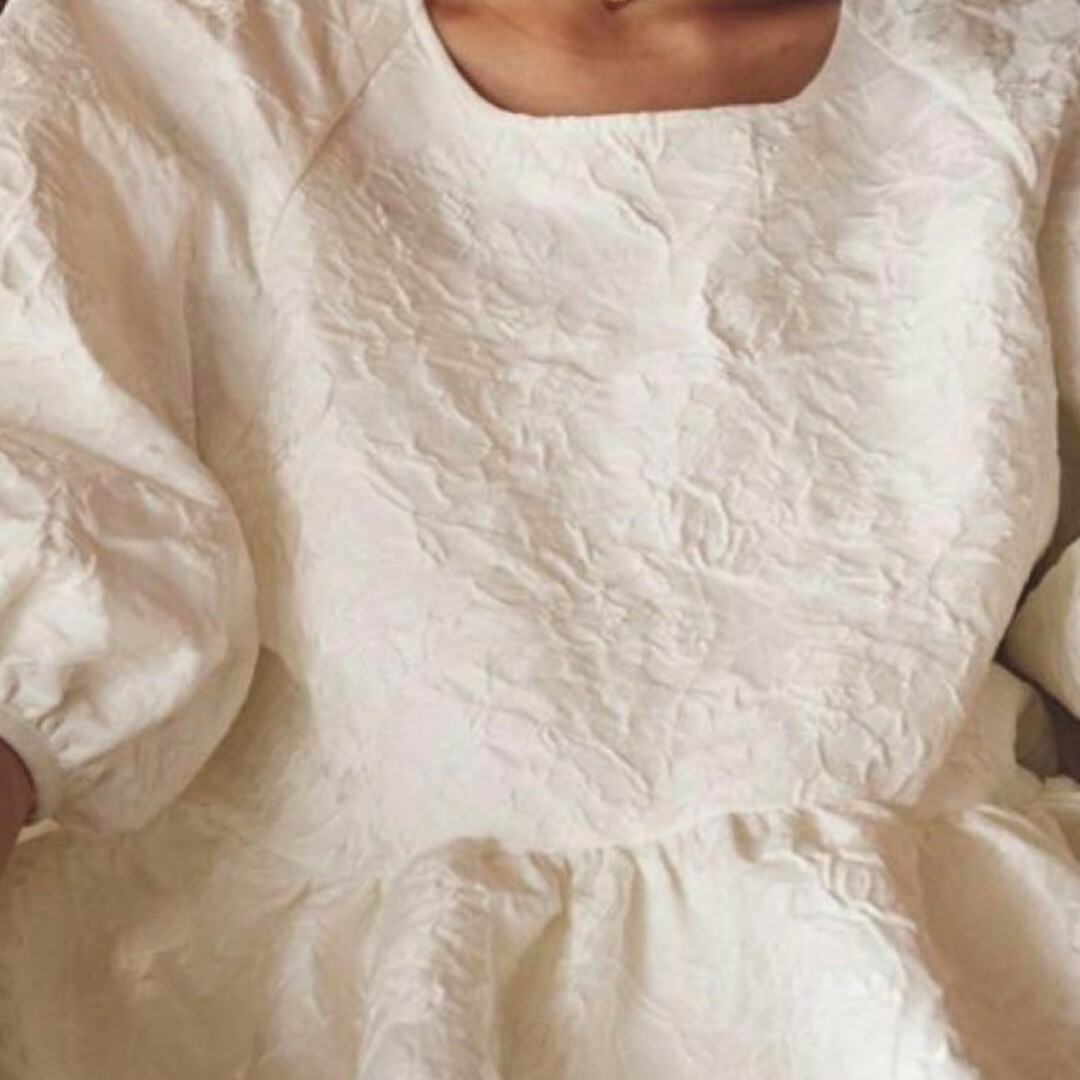 ☆新品タグ付☆ohga☆フラワー☆ジャガードブラウス☆ホワイト☆の通販