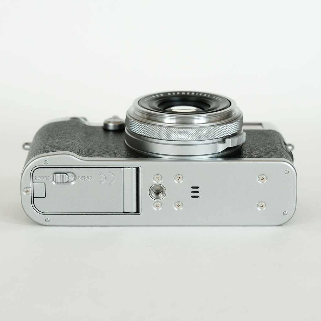 FUJIFILM X100F シルバーの出品 | ONE SCENE（ワンシーン）