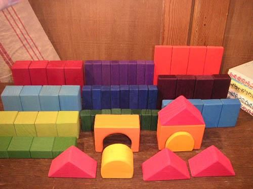 Grimm's Spiel & Holz Design グリムス社］ カラー幾何学積み木60P