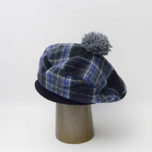 タータンチェックのポンポン付きベレー帽。左右の高さが違う