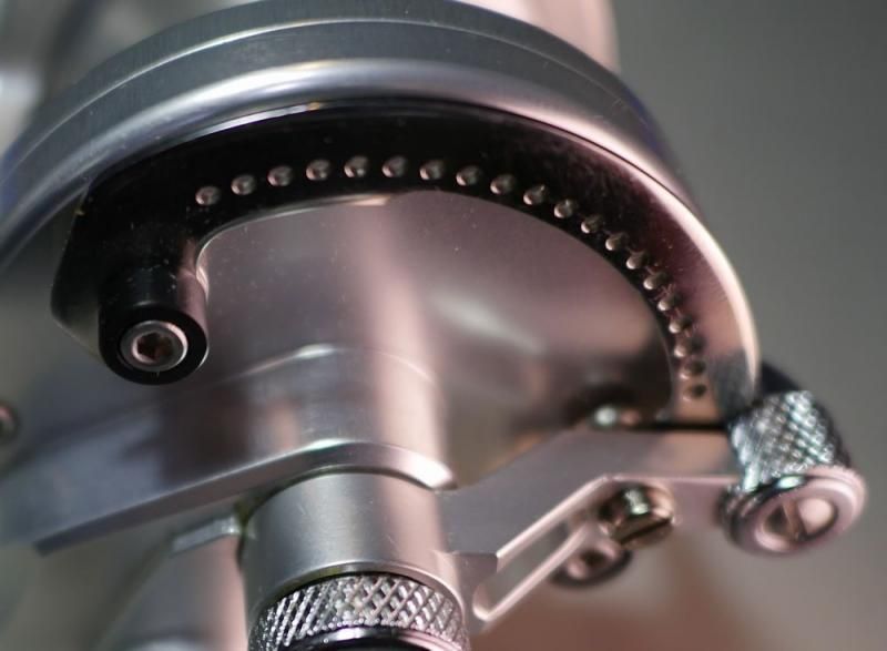 ベイトリール:ジギングと投げ釣り:HX5/2 MC RAPTOR 右ハンドル