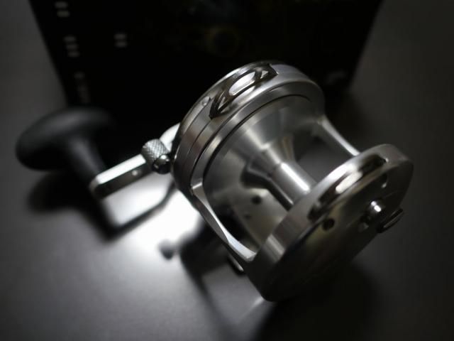 ベイトリール:ジギングと投げ釣り:HX5/2 MC RAPTOR 右ハンドル