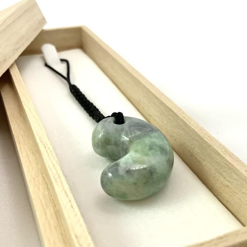 糸魚川翡翠(金山谷産) 勾玉 巴型 】 国産 天然石 糸魚川産翡翠 ひすい