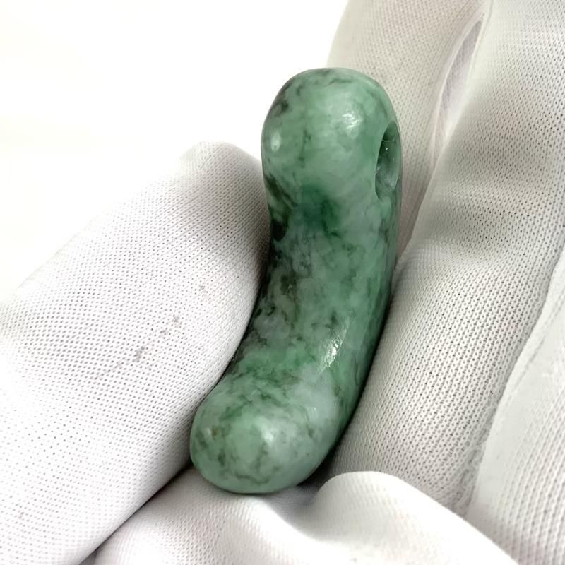 糸魚川翡翠 AAA 子持ち勾玉 】 国産 天然石 糸魚川産翡翠 ひすい