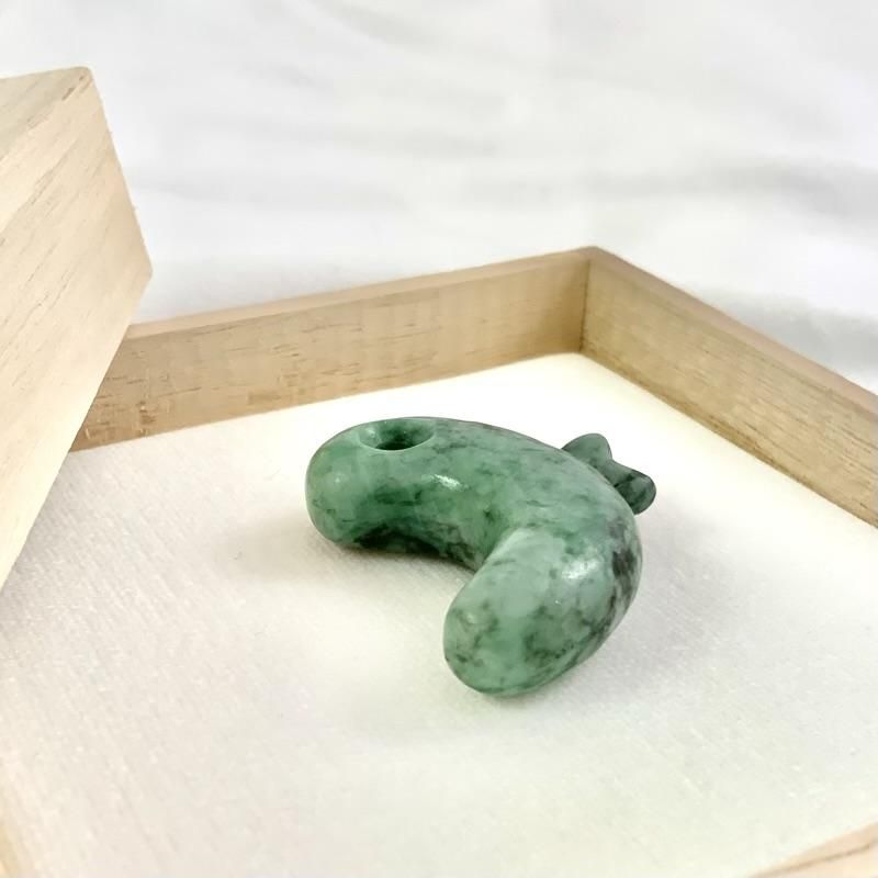 糸魚川翡翠 AAA 子持ち勾玉 】 国産 天然石 糸魚川産翡翠 ひすい