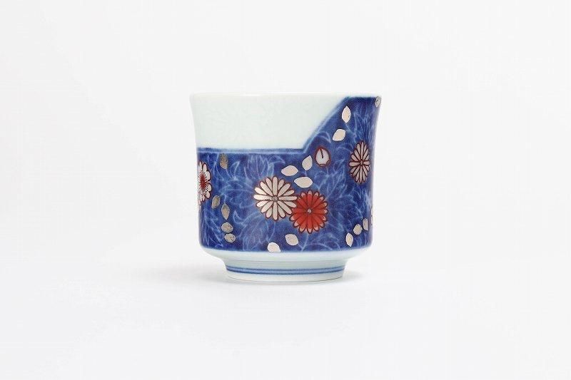 十四代今右衛門作 色絵雪花藍色墨はじき草花文ぐい呑