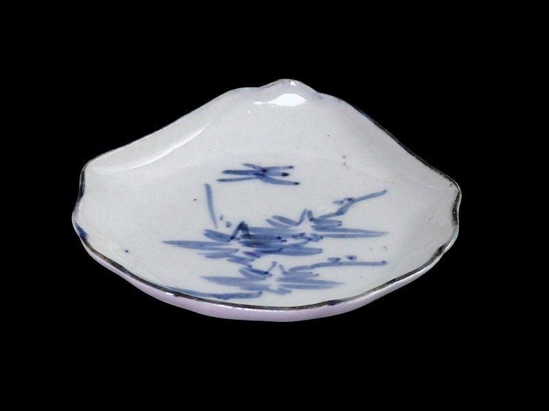 古伊万里 染付 蝶に竜田川 紅葉図 富士型変形豆皿