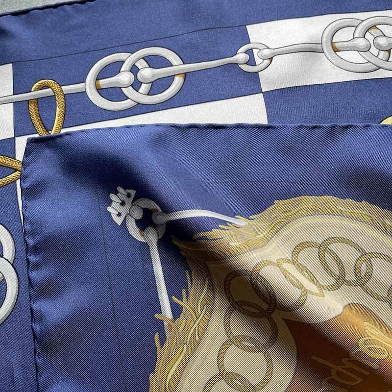 エルメスデザインのシルクスカーフ ネイビーブルー【馬具タッセル柄】