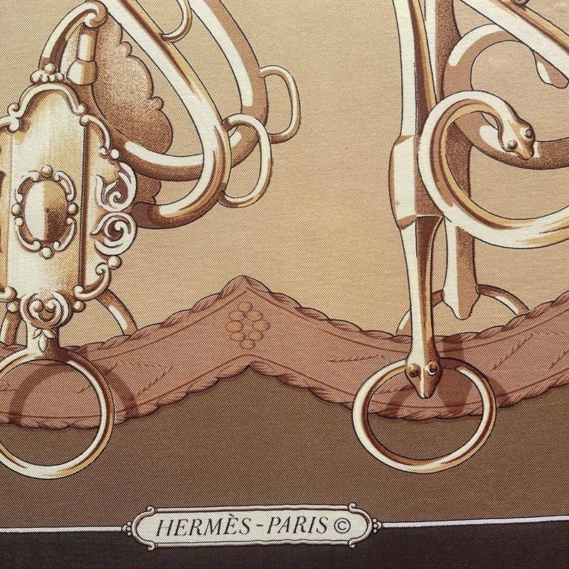 洗練されたエルメス スカーフ カレ90のキャメルブラウン柄