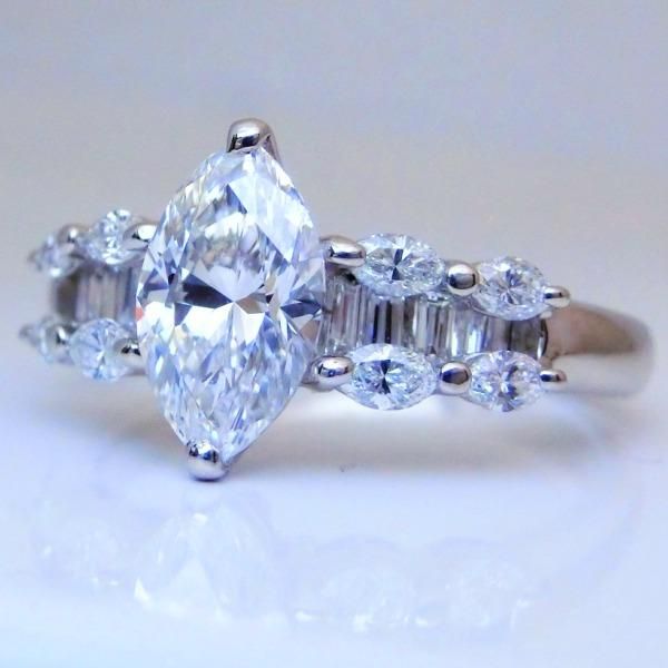 マーキスカットカラーレスダイヤモンドリングMQ1.044ctD0.49ct中央宝石