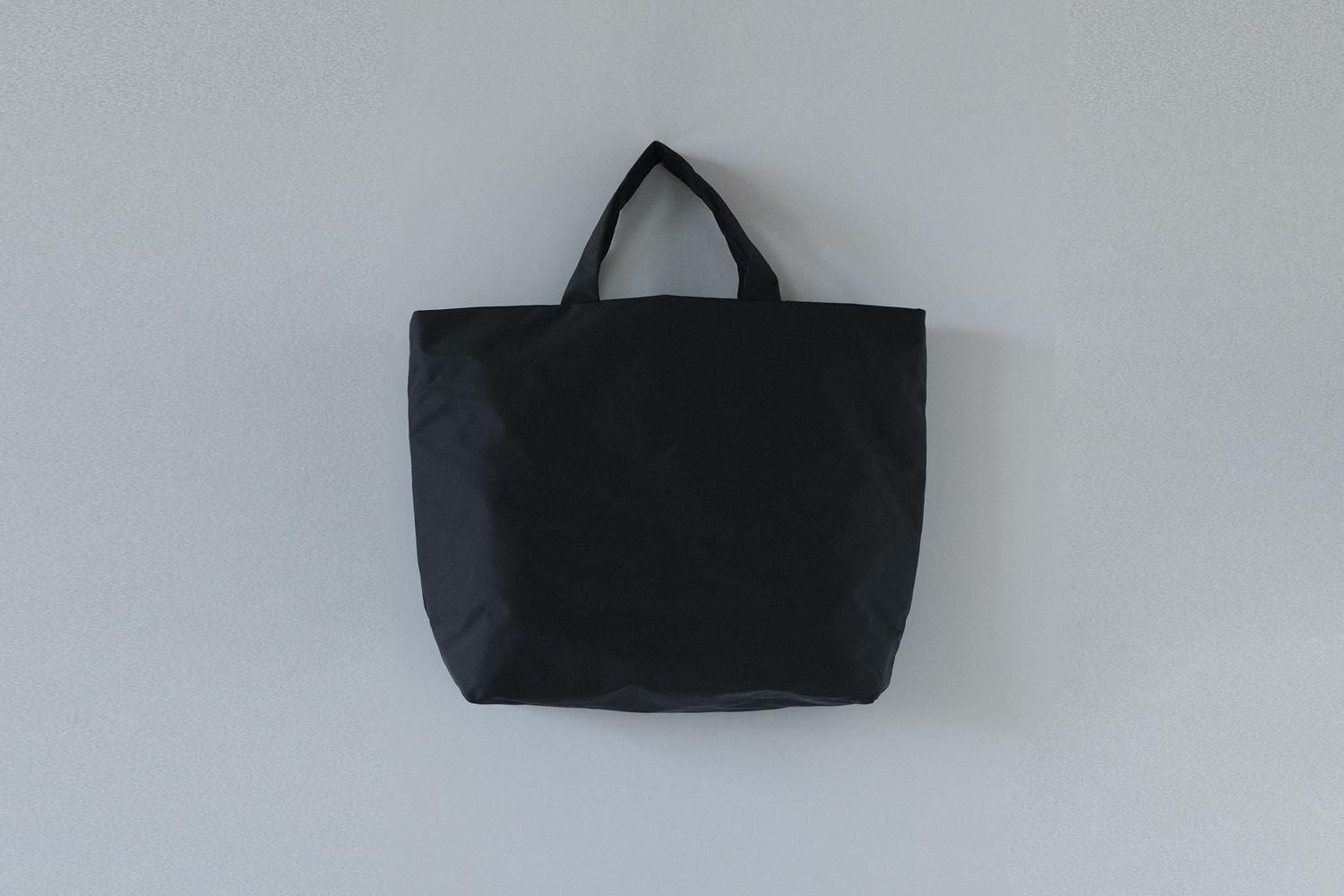 NYLON SHOULDER TOTE M／BLACK／Aeta