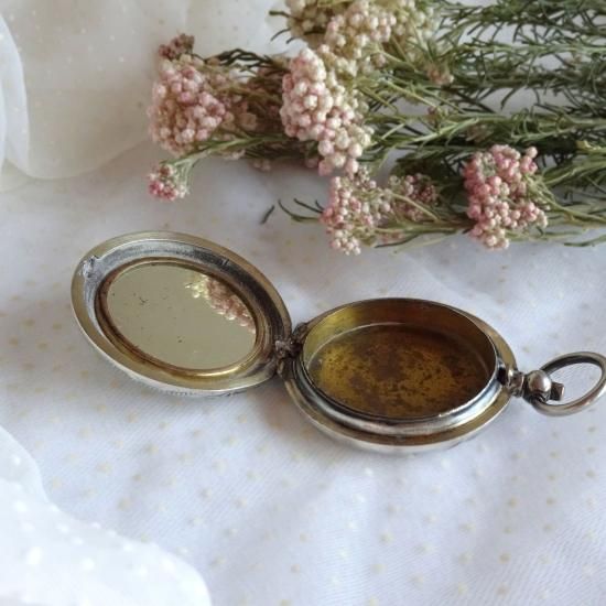 アンティーク パウダーケース | 小さな薔薇と蔦模様のパウダーケース