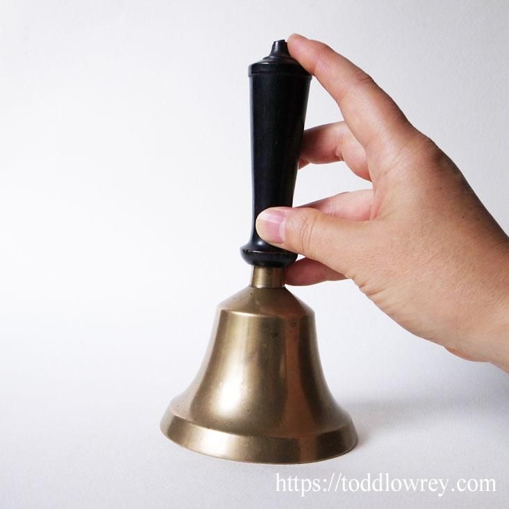 鐘の音が知らせる終わりと始まり / Antique School Bell with Wood