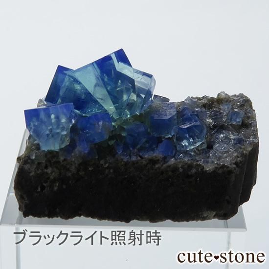 イングランド ロジャリー鉱山産 蛍光フローライトの母岩付き結晶（原石