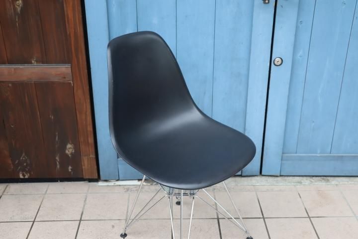 Vitra(ヴィトラ)社のイームズ ワイヤーベースサイドシェルチェアー
