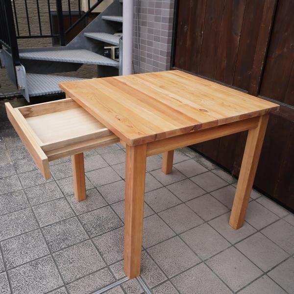 無印良品(MUJI)の天然木の節の表情が美しいパイン材ダイニングテーブル